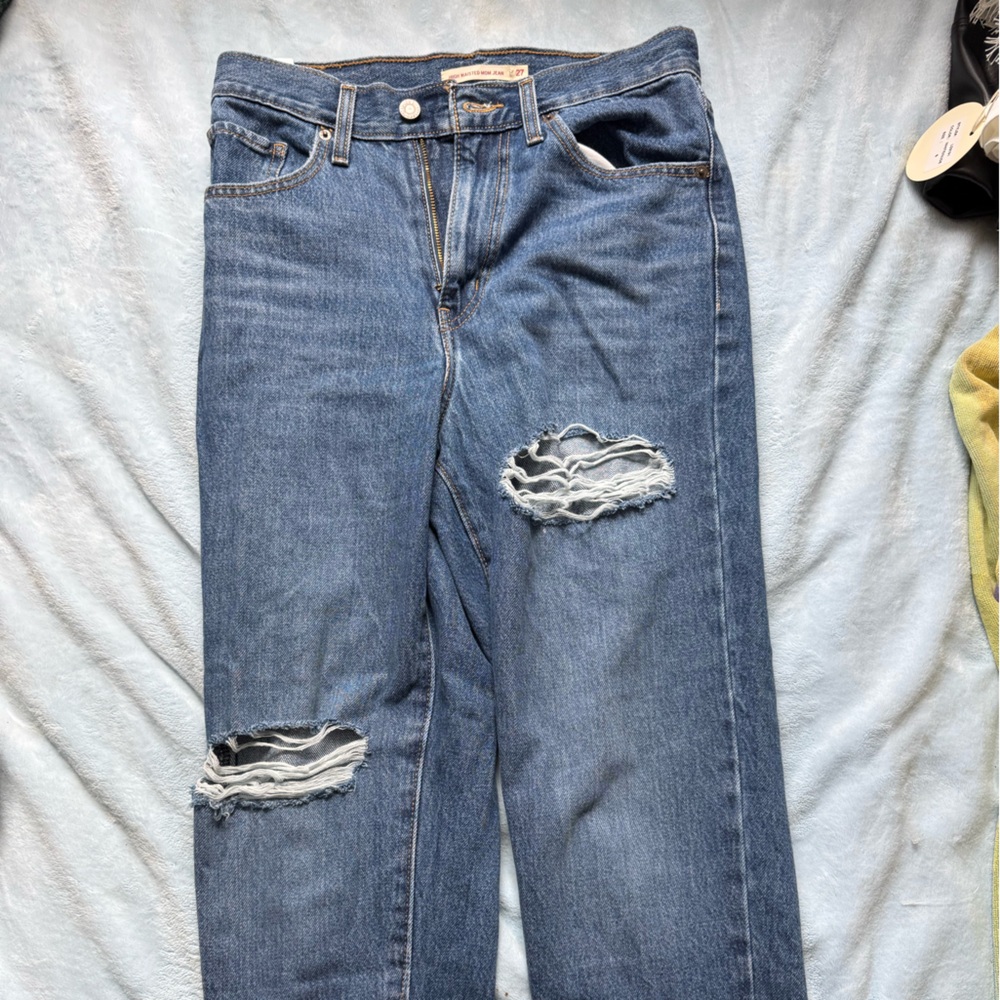 LEVIS HIGH WAISTED MOM JEAN